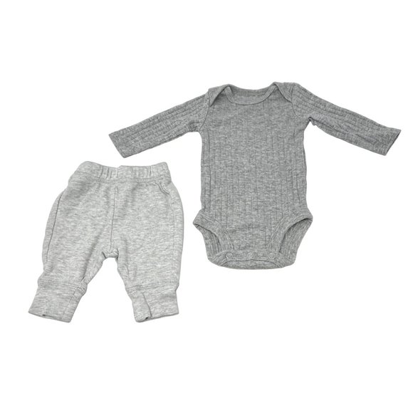 Newborn Boy's Outfits - 2 Sweatpants, 1‎ Body Suit & 1 Shirt - Size Newborn - Picture 2 of 7
